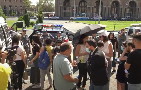Жители «Физгородка» провели акцию протеста перед мэрией Еревана (видео)