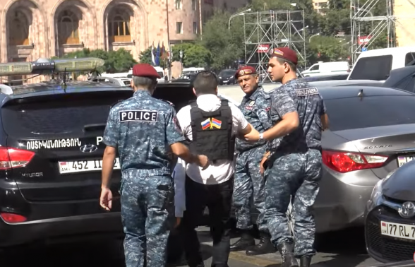 «Красные береты» задержали проводящего акцию родственника погибшего военнослужащего (видео)