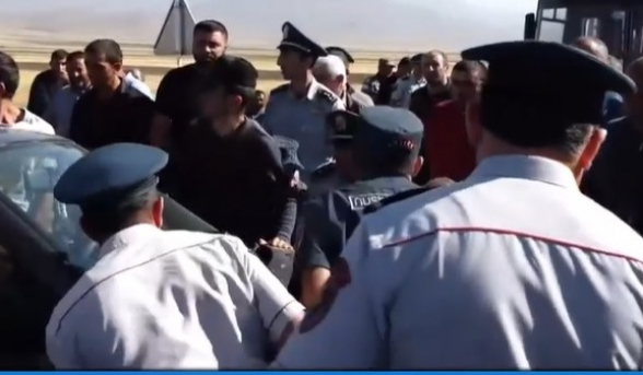 Ոստիկանները հրմշտոցով փորձել են բացել ճանապարհը․ լարված իրավիճակ Սոթքում (տեսանյութ)