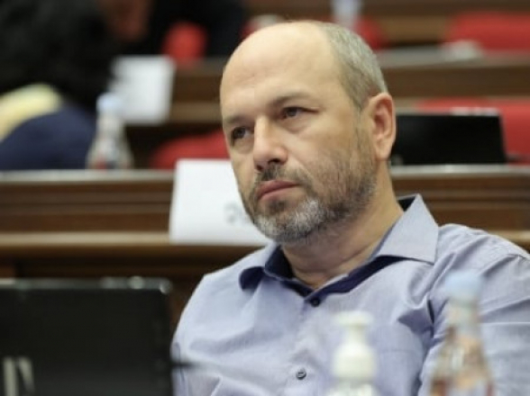 Собираемся на площади Республики, чтобы наше требование было более обозримым и понятным