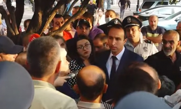 Акция протеста родителей и родственников погибших военнослужащих на площади Республики (видео)