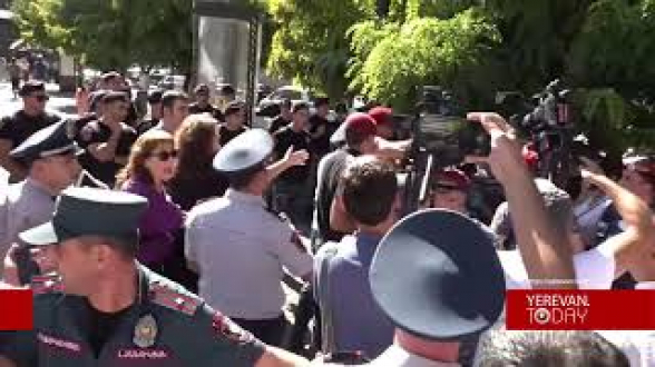 Ոստիկանները բերման ենթարկեցին քաղաքացուն «Նիկոլը հա՞յ է, թե՞ թուրք» հարցը տալու համար