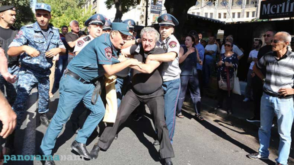 Глава режима – раб своего страха, а полицейские – его приспешники