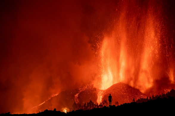 Лава разрушила около 100 домов на острове Пальма на Канарах (видео)