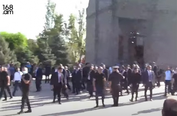 «Դու, պատասխան ես տալու Նիկո՛լ»․ զոհված զինվորի հայրը՝ Փաշինյանին (տեսանյութ)