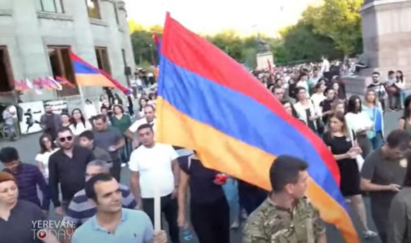 Граждане провели шествие со свечами к воинскому пантеону «Ераблур» (видео)