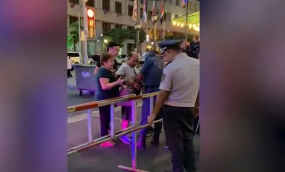 Ամիրյան փողոցում ոստիկանները տեղադրել են երեք կետ, մետաղորսիչ սարքերով ստուգում են քաղաքացիներին