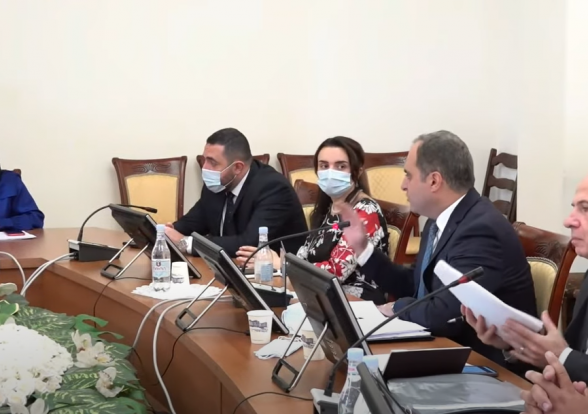 Ара Зограбян – министру: «Вы вакцинированы, почему тогда носите маску? Потому что вакцинированные тоже могут заразиться?» (видео)