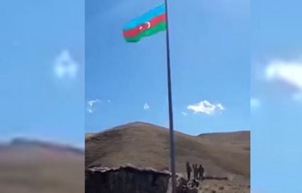 На участке армянского села Верин Шоржа азербайджанцы водрузили свой флаг (видео)