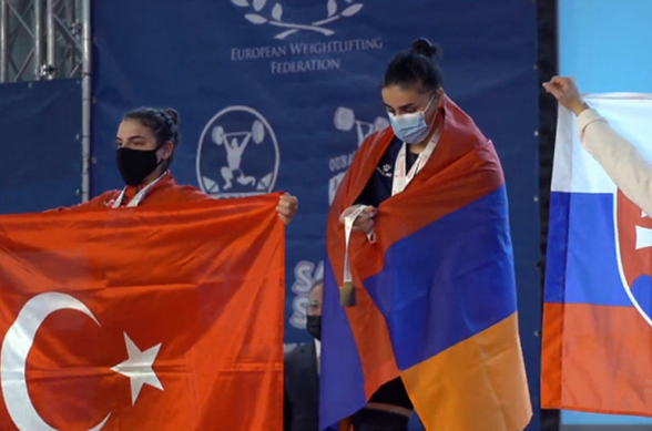Лиана Гюрджян завоевала европейское золото в тяжелой атлетике, опередив турчанку