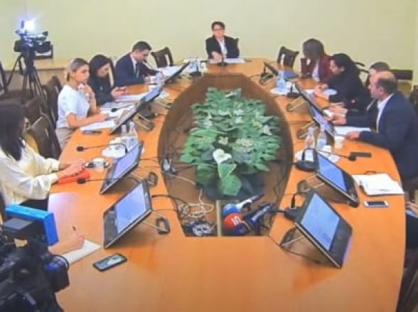 В Армении сотрудникам госструктур увеличат услуги в рамках соцпакетов