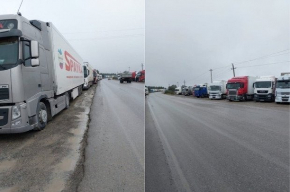 Власти Грузии не позволяют грузовикам из Армении пересечь Ларс