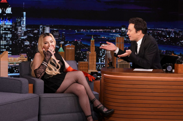 63-летняя Мадонна забралась на стол и подняла юбку в эфире телешоу