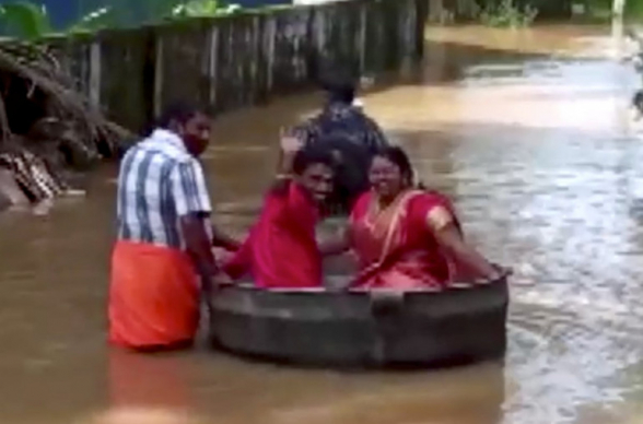 Молодожены в Индии приплыли на свадьбу в огромной кастрюле