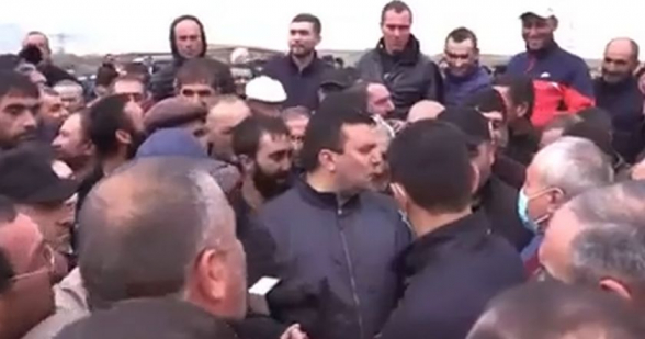 Երևան-Սևան մայրուղին փակած Գեղարքունիքի ձկնորսները քաշքշել են մարզպետին (տեսանյութ․ 18+)