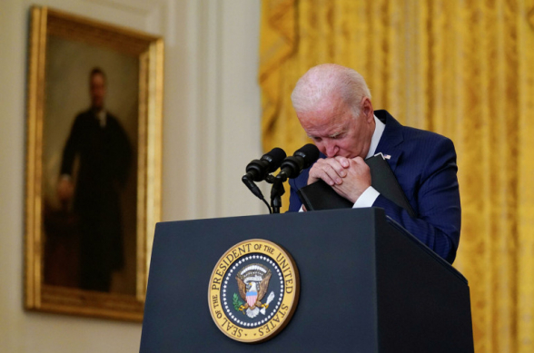 Поза Байдена озадачила пользователей интернета (видео)