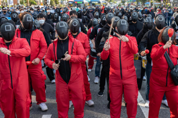 Հրվ. Կորեայում հազարավոր ցուցարարներ դուրս են եկել փողոց՝ «Կաղամարի խաղը» սերիալի հայտնի կոստյումներով (տեսանյութ)