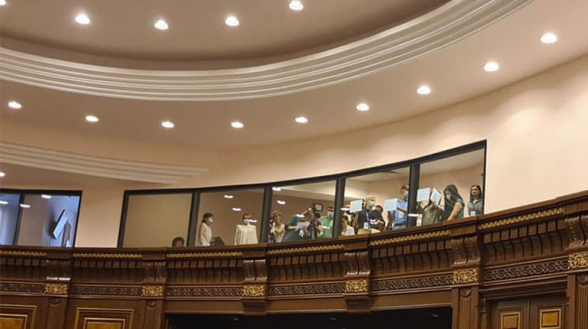 ԱԺ-ում հավատարմագրված լրագրողների աշխատանքի սահմանափակումների՝ Սահմանադրությանը համապատասխանության հարցով ՄԻՊ-ը դիմել է ՍԴ