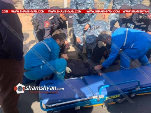 Երևանում՝ Հրապարակի մետրոյի դիմաց, բախվել են Mercedes-ն ու մոտոցիկլը. վերջինս կողաշրջվել է