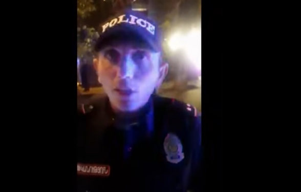 В Ереване полицейский без маски оштрафовал водителя за неношение маски