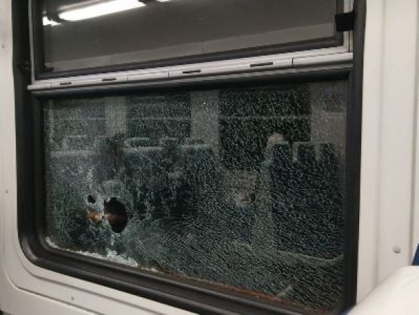 Забросали камнями пассажирский электропоезд, разбив стекло бокового окна