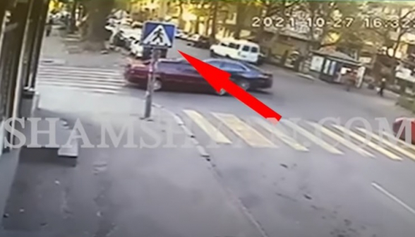 Кадры аварии в Ереване с участием трех машин