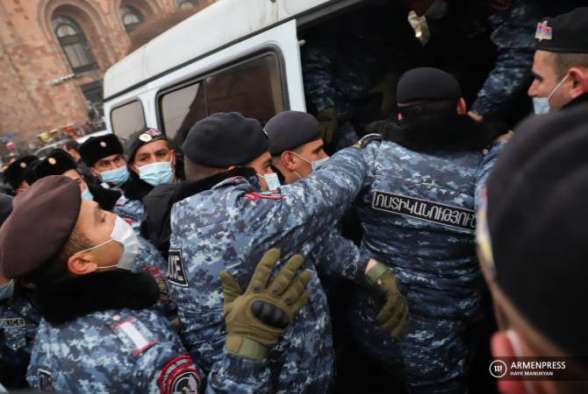 Полиция подвергла приводу 16 участников акции протеста у здания Правительства