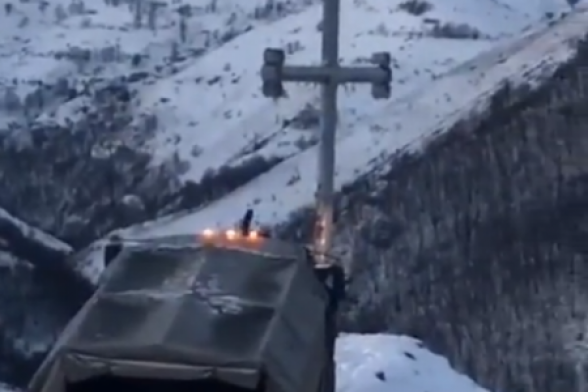 Ադրբեջանցիները մեքենայով տապալել են Քարվաճառի լեռներում տեղադրված խաչը (տեսանյութ)