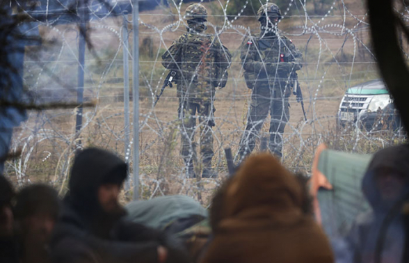 Часть мигрантов перебрались через белорусское ограждение на КПП границы с Польшей