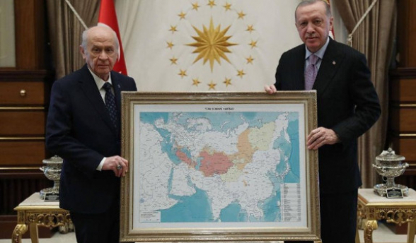 Лидер «Серых волков» вручил Эрдогану карту «тюркского мира» с регионами России