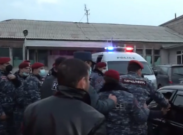 Քասախում լարված վիճակ է. բնակիչները բողոքում են համայքնապետի ՔՊ-ական ԺՊ-ի դեմ (տեսանյութ)