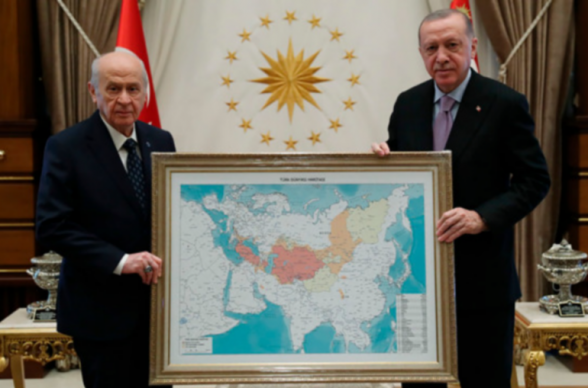 Պեսկովն ափսոսանք է հայտնել, որ «Էրդողանի ցուցադրած թյուրքական աշխարհի քարտեզի վրա կարմիր աստղով նշված չէ, որ դրա կենտրոնը գտնվում է ոչ թե Թուրքիայում, այլ Ռուսաստանում»