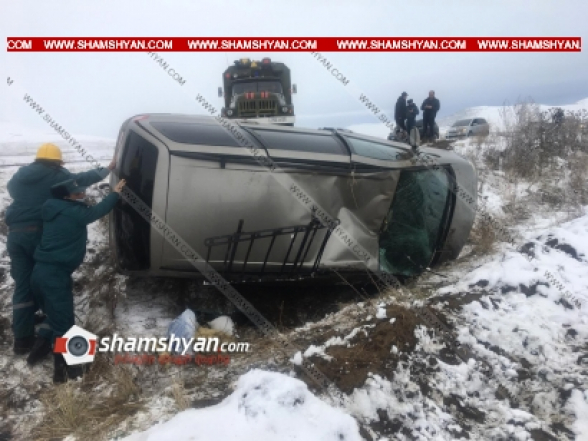 Արագածոտնի մարզում Ford Galaxy-ն ճանապարհի մերկասառույցի պատճառով կողաշրջվել և հայտնվել է ձորակում. կան վիրավորներ