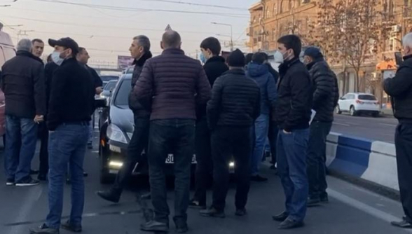 В Ереване перекрывают улицы с призывом «Народ, проснись!» (видео)