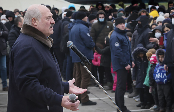 Лукашенко приехал в лагерь беженцев на белорусско-польской границе