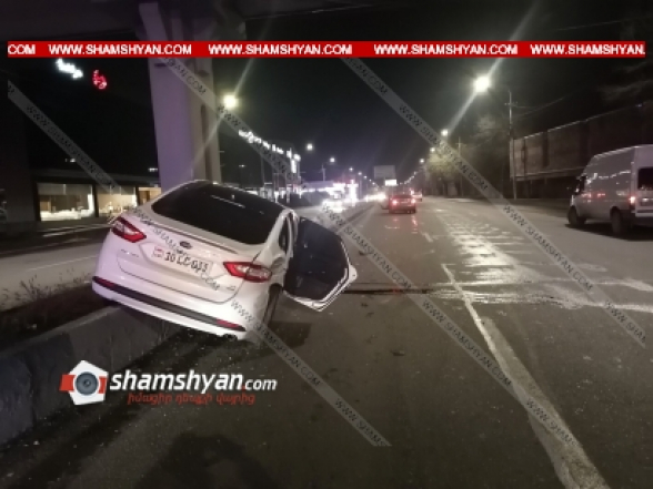 Երևանում բախվել են Toyota և Ford մակնիշի ավտոմեքենաները. վերջինս հայտնվել է բետոնե պատնեշի վրա. կա վիրավոր