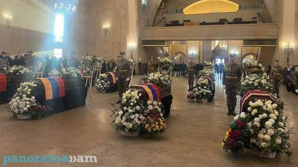 Եղբայրական հոգեհանգիստ. Հայաստանը հրաժեշտ տվեց իր 9 հերոսին