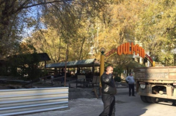 «Մալիբու» այգու մոտ Kia-ն բախվել է Nissan-ին, որից հետո Kia-ի վարորդը հարվածել է Nissan-ի վարորդին, իսկ ուղևորն էլ հափշտակել է նրա 54 հազար դոլարը ու դիմել են փախուստի