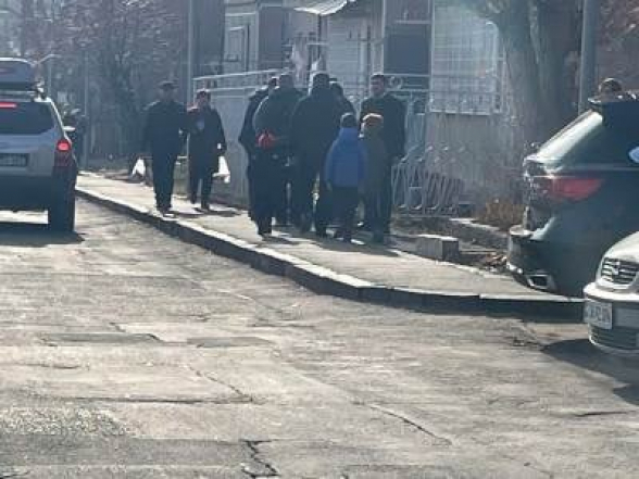 Ռոմանոս Պետրոսյանի կազմակերպմամբ՝ ՔՊ-ականներն ընտրատեղամասերի առջև ուղղորդումներ են անում․ ՀՅԴ Աբովյանի թեկնածու