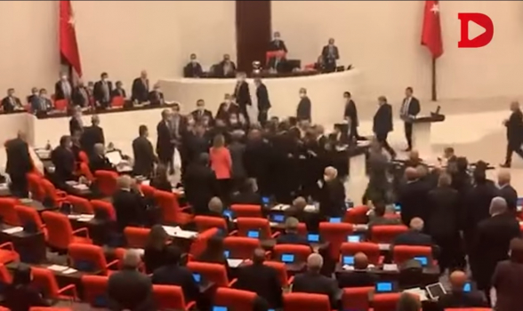 В турецком парламенте подрались депутаты от правящей партии и оппозиции (видео)