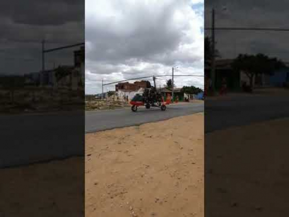 Мужчина собрал вертолет из деталей сломанных автомобилей