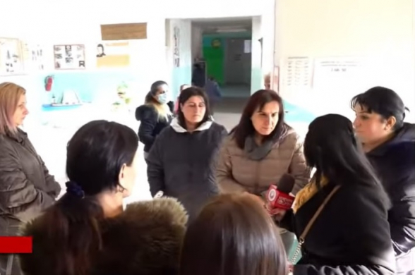 В школе Барцрашена проходит акция протеста из-за отсутствия отопления (видео)
