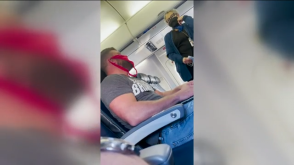 Ֆլորիդայի բնակչին արգելել են թռչել United Airlines-ի ինքնաթիռներով որպես դիմակ կարմիր ներքնաշոր կրելու պատճառով
