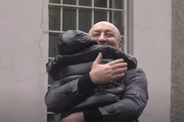 Մանվել Փարամազյանը ազատ արձակվեց․ նրան դիմավորեցին ծափերով և գրկախառնություններով (տեսանյութ)