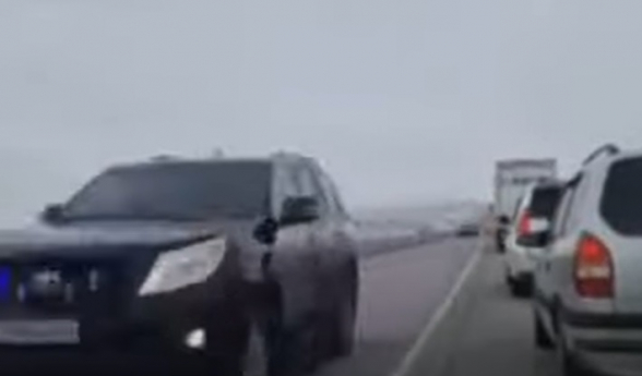 Ինչպես է Փաշինյանի 14 մեքենայից բաղկացած շարասյունը սլանում Երևան-Գյումրի ճանապարհով (տեսանյութ)