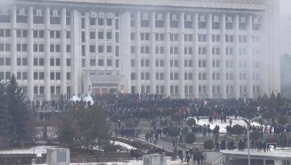 В захваченном протестующими здании мэрии Алма-Аты начался пожар (видео)