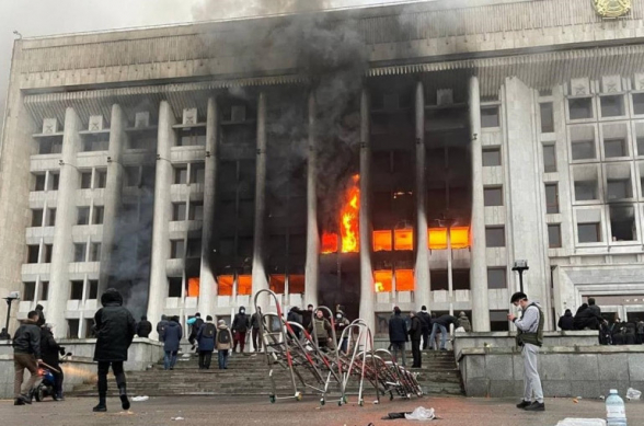 Ալմաթիում հրդեհվել է նախագահի նստավայրը. այրվում են քաղաքապետարանի շենքի բոլոր հարկերը (տեսանյութ)