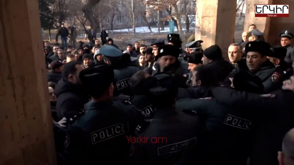 Փարաքարում բախումներ՝ քաղաքացիների և ոստիկանների միջև, բնակիչները ներխուժեցին համայնքապետարանի բակ (տեսանյութ)