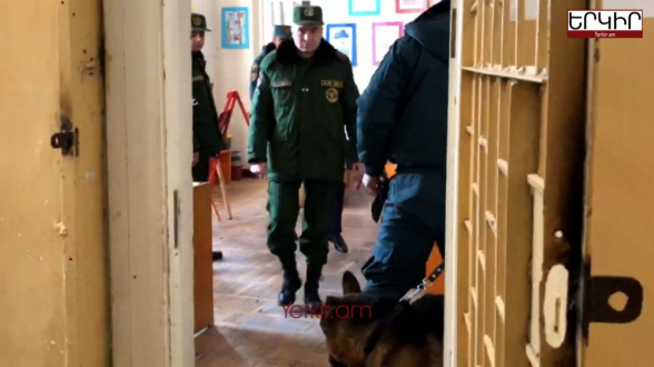 Փարաքարի ավագանու նիստի ժամանակ շները ռումբ են փնտրում շենքում