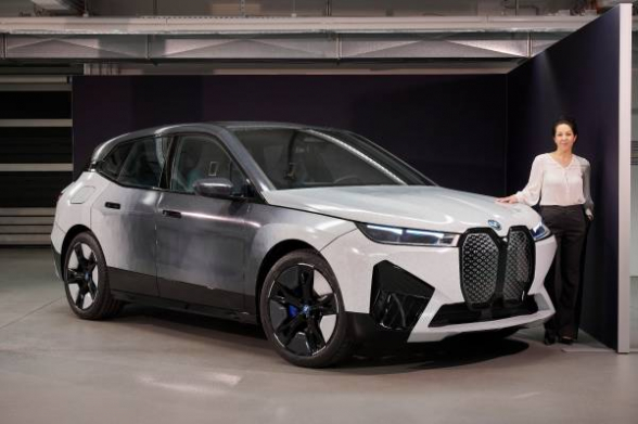 BMW-ն ներկայացրել է քրոսովեր, որը փոխում է թափքի գույնը